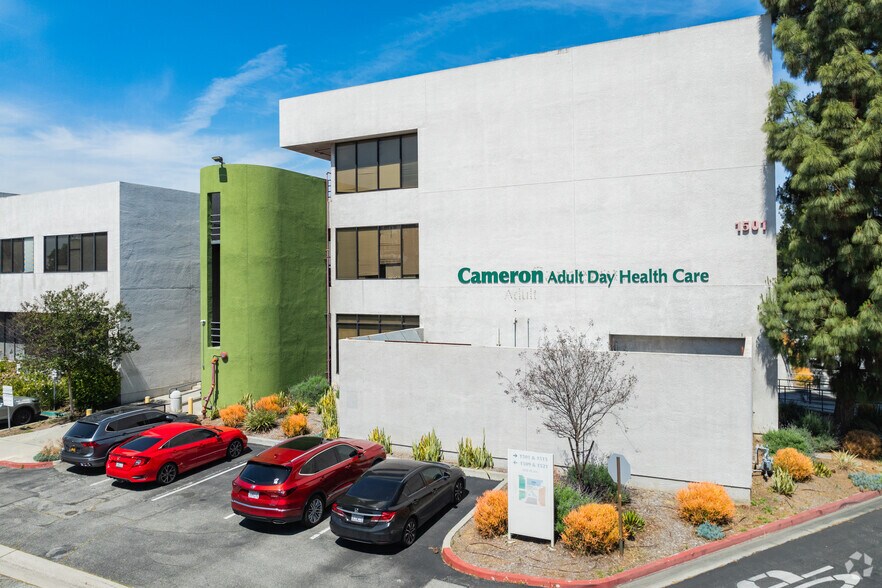 1501 W Cameron Ave, West Covina, CA à vendre - Photo du bâtiment - Image 2 de 24