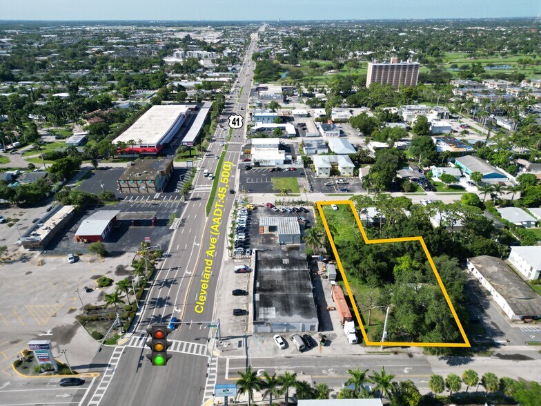 1950 Grace Ave, Fort Myers, FL à vendre - Photo du bâtiment - Image 2 de 22