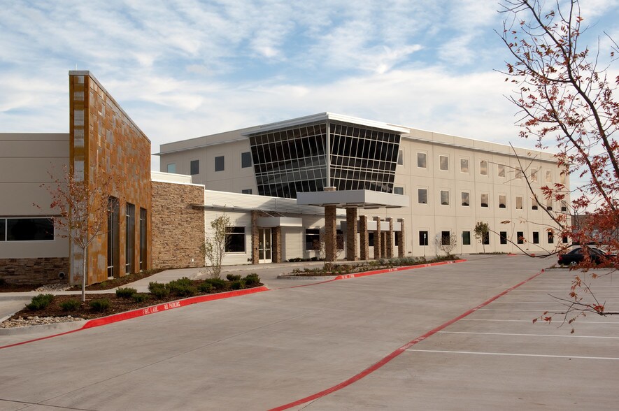 400 W Arbrook Blvd, Arlington, TX à louer - Photo du bâtiment - Image 2 de 11