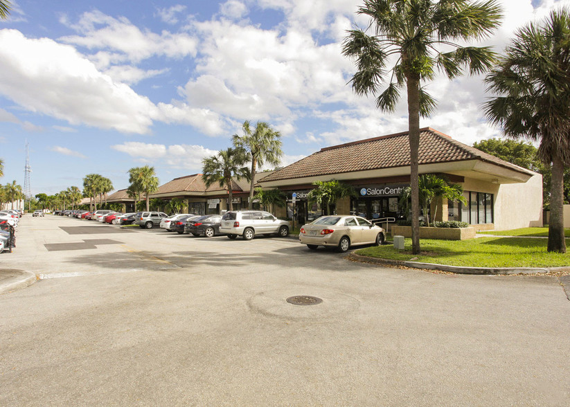 9610-9728 Pines Blvd, Pembroke Pines, FL à louer - Photo du bâtiment - Image 3 de 10