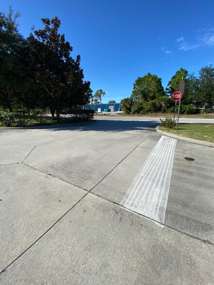 3143 Skyway Cir, Melbourne, FL à louer - Photo du bâtiment - Image 3 de 4