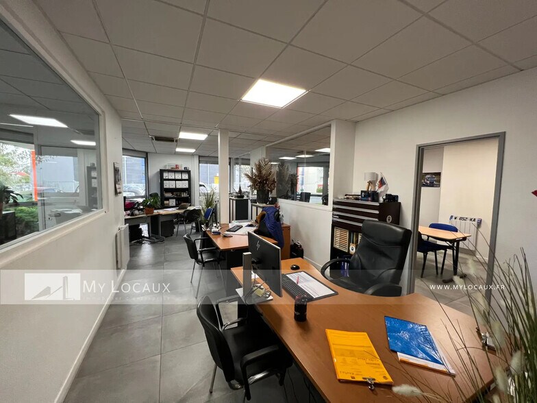 Industrial in Pierrelaye for lease - Interior Photo - Image 3 of 8