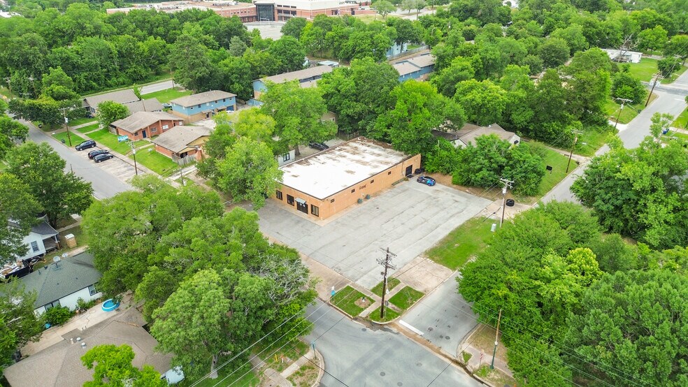 929 University Ave, Huntsville, TX for lease - Building Photo - Image 2 of 9