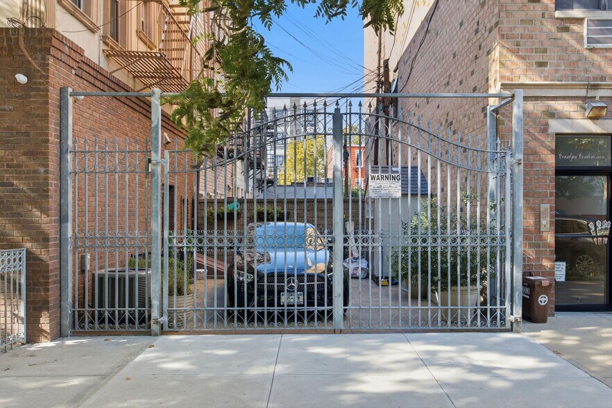 332 Manhattan Ave, Brooklyn, NY à vendre - Photo du bâtiment - Image 2 de 35