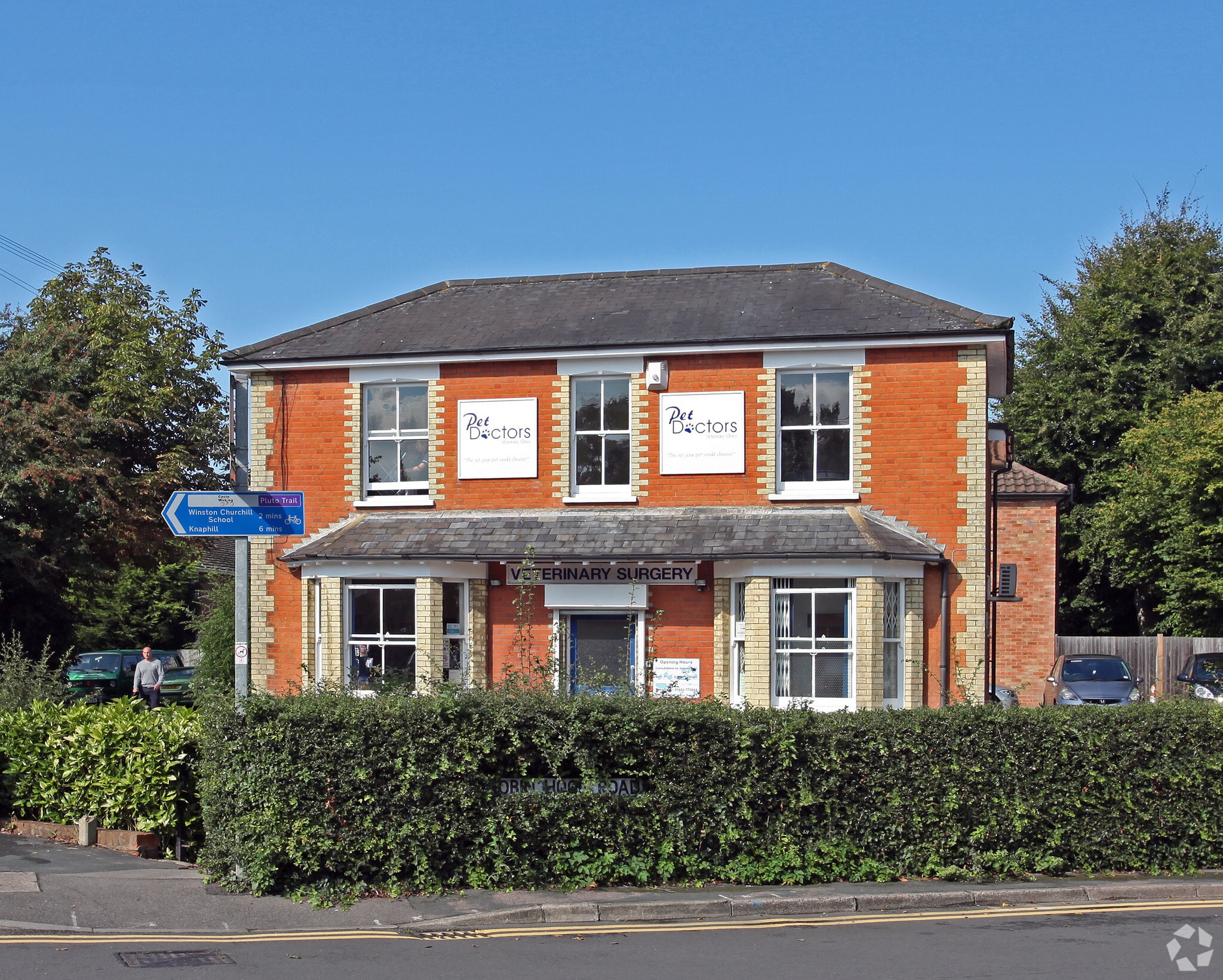 1 Robin Hood Rd, Woking à vendre Photo principale- Image 1 de 3