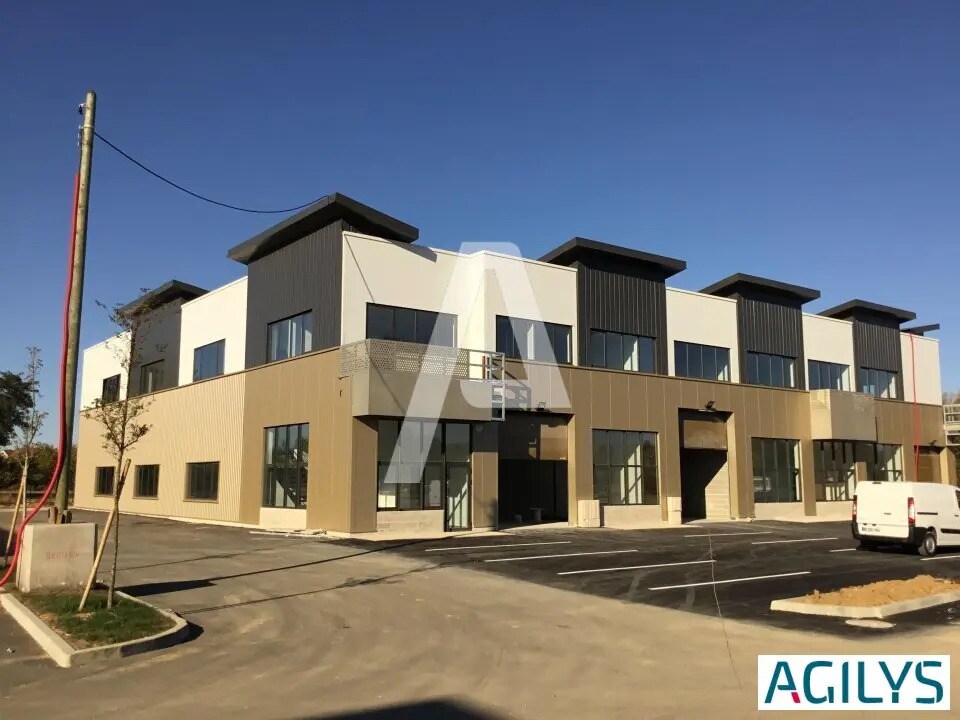 Flex in Saint-Pierre-du-Perray for lease Building Photo- Image 1 of 8