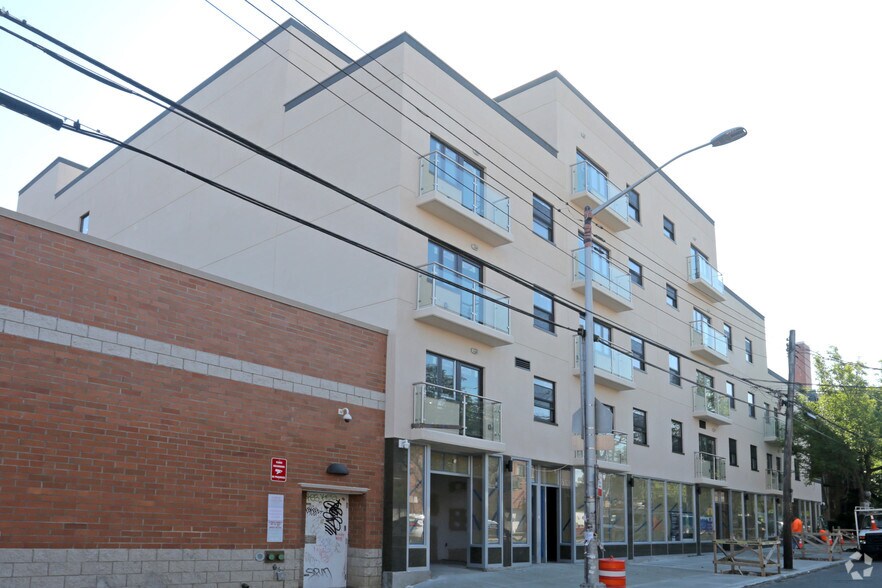 6241-6249 Forest Ave, Ridgewood, NY à louer - Photo du bâtiment - Image 2 de 4
