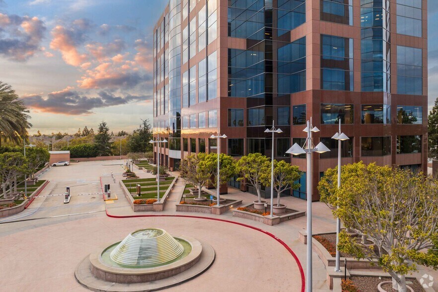 2 MacArthur Pl, Santa Ana, CA à louer - Photo du bâtiment - Image 2 de 5