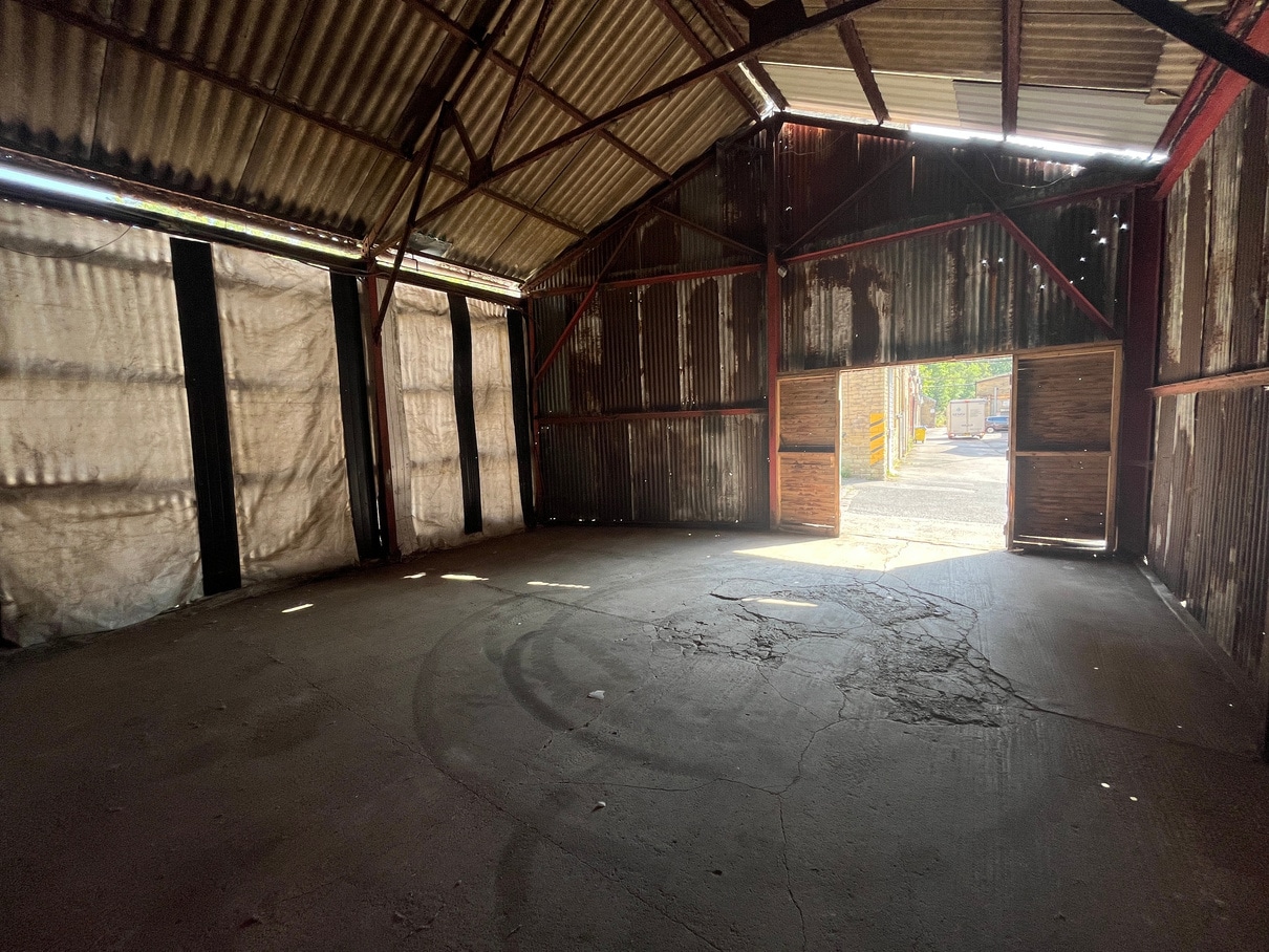 Ravenscliffe Rd, Pudsey for lease Interior Photo- Image 1 of 3