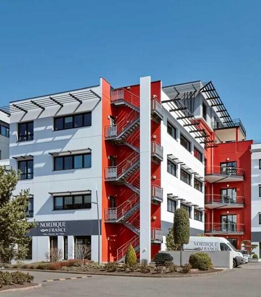 9 Rue Aimé Cotton, Saint-Priest à louer - Photo du bâtiment - Image 3 de 8