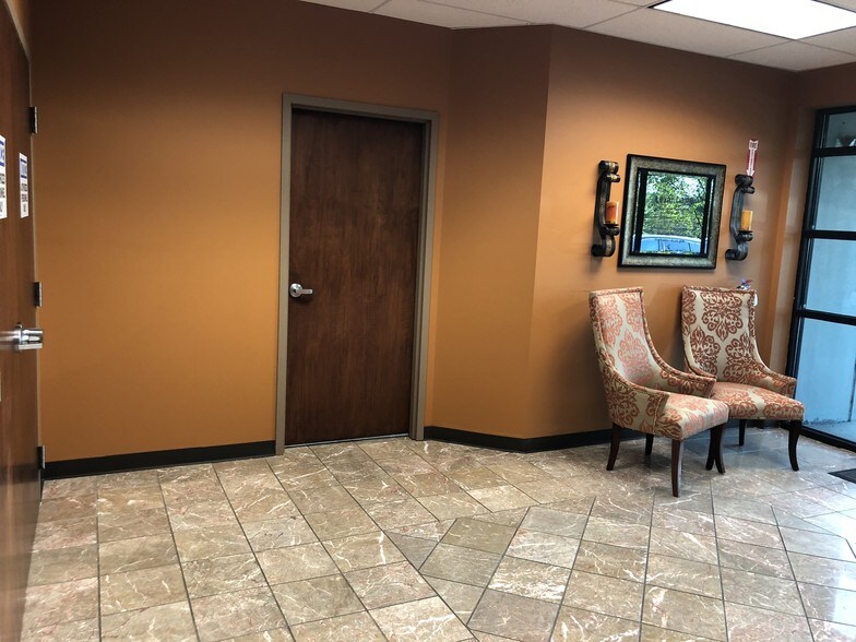 3221 Summit Square Pl, Lexington, KY for sale - Interior Photo - Image 2 of 26