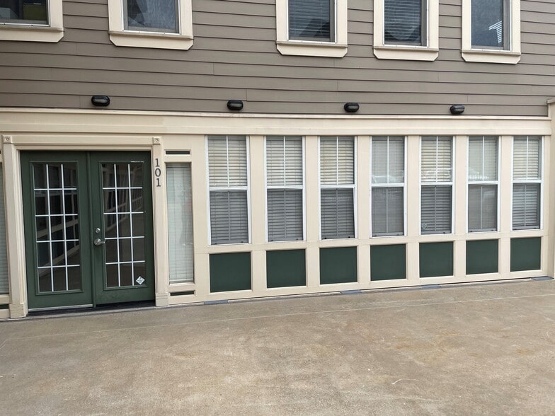 320 N Rollston Ave, Fayetteville, AR for lease - Building Photo - Image 2 of 13