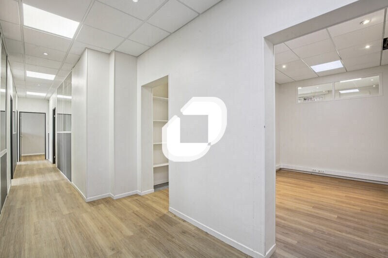 Office in Maurepas for lease - Interior Photo - Image 3 of 28