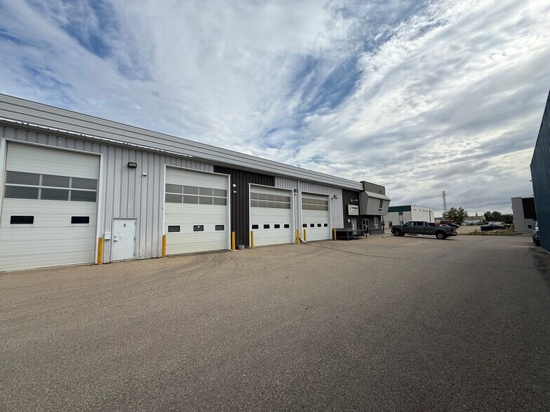 7836 49th Ave, Red Deer, AB à louer - Photo du bâtiment - Image 3 de 9