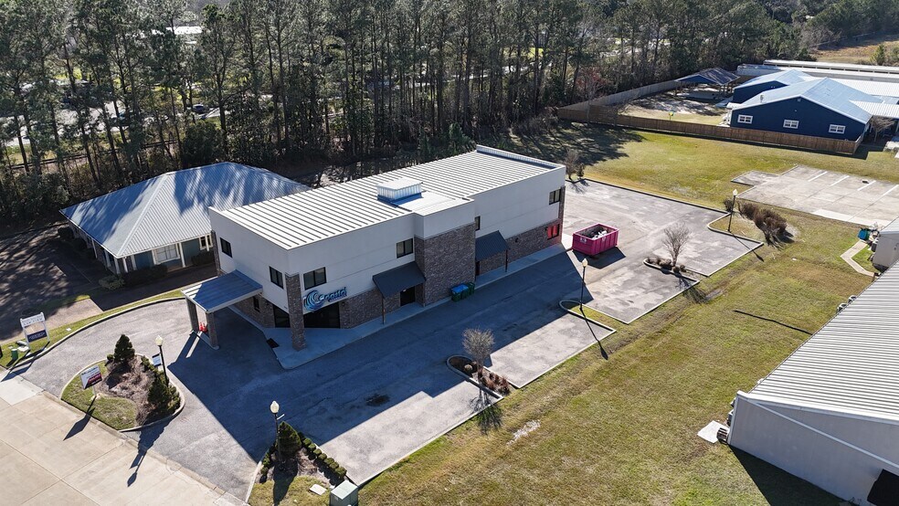 998 N Halstead Rd, Ocean Springs, MS à louer - Photo du bâtiment - Image 2 de 11