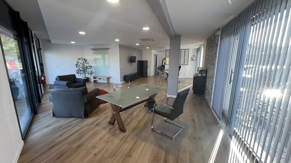 Office in Eysines for lease - Interior Photo - Image 2 of 5