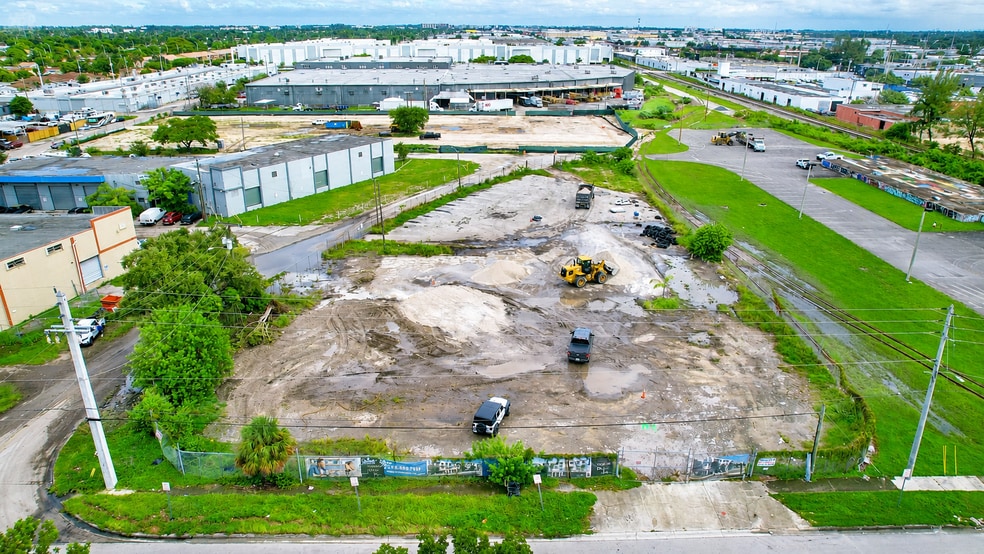1171 SE 10th Ave, Hialeah, FL for lease - Building Photo - Image 2 of 8