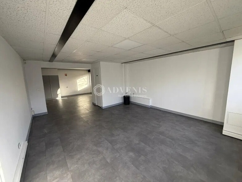 Flex in Noisy-le-Grand for lease - Building Photo - Image 3 of 7