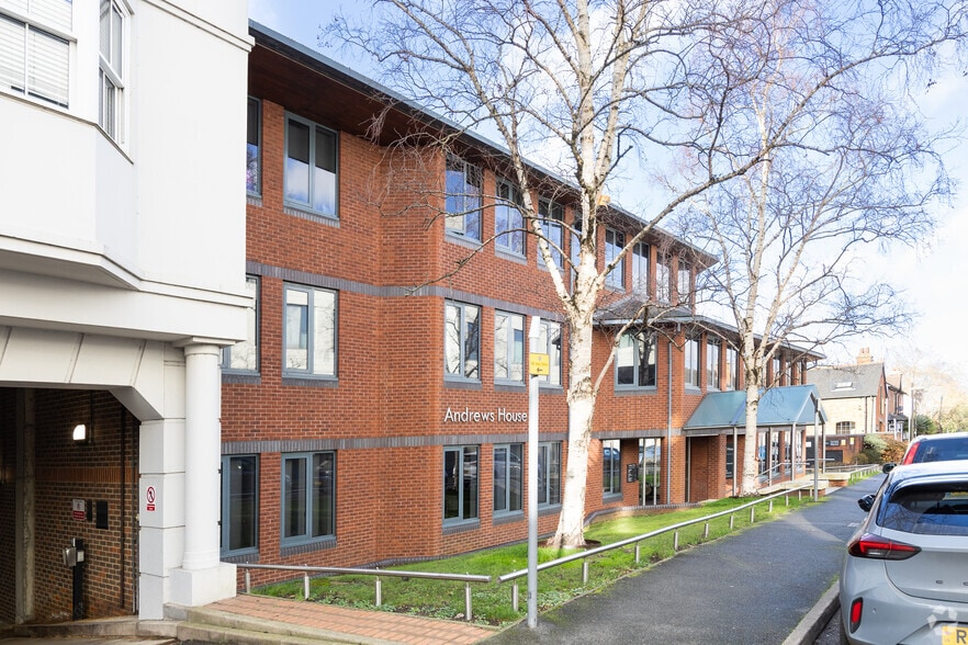 College Rd, Guildford à louer - Photo du bâtiment - Image 2 de 2