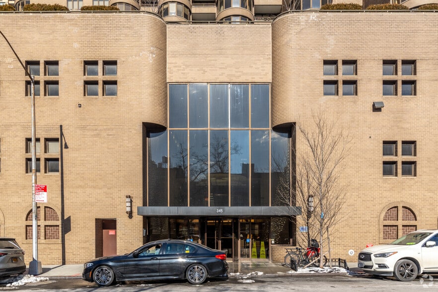 345 E 37th St, New York, NY for sale - Building Photo - Image 2 of 9