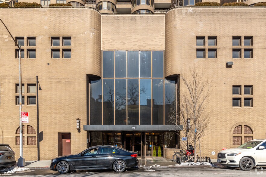 345 E 37th St, New York, NY à vendre - Photo du bâtiment - Image 2 de 9
