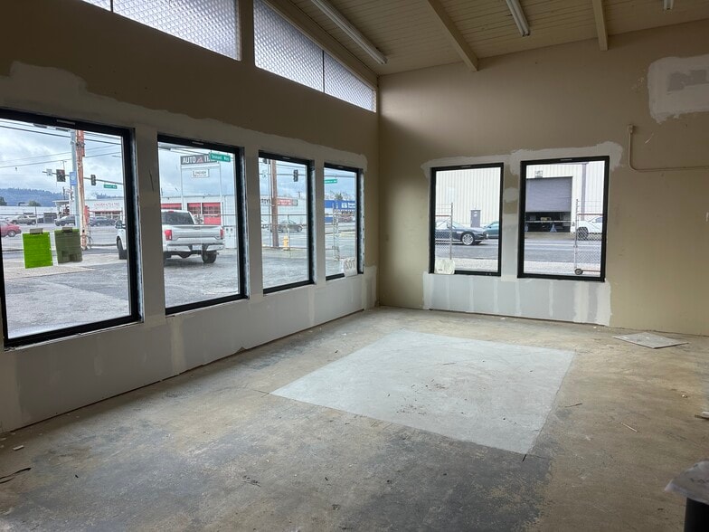 702 Commerce Ave, Longview, WA for lease - Building Photo - Image 2 of 4