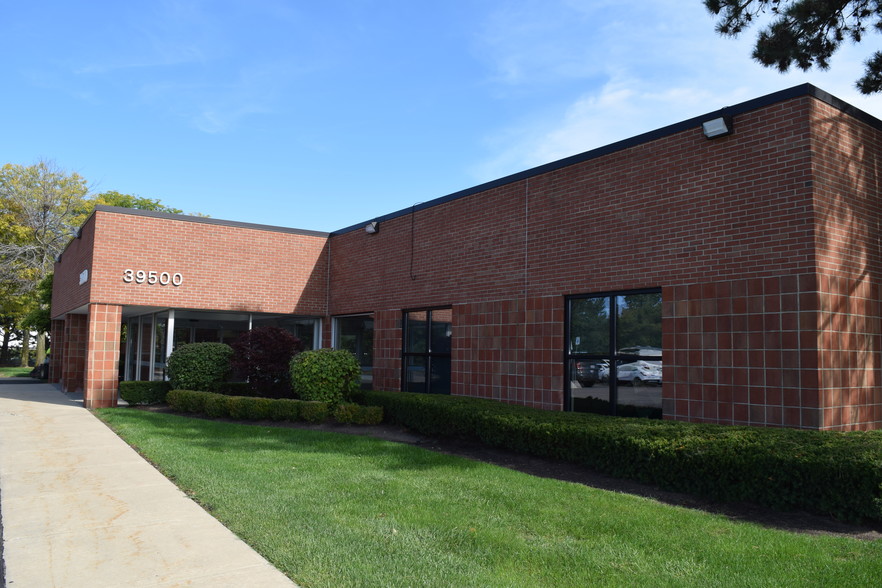 39500 W Ten Mile Rd, Novi, MI for lease - Building Photo - Image 1 of 6