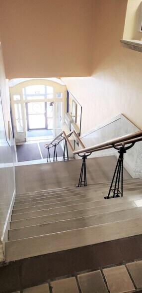 405-407 SE Central Ave, Minneapolis, MN à louer - Photo du bâtiment - Image 2 de 12