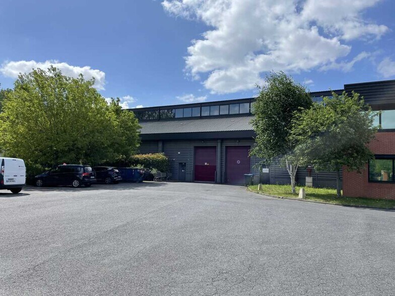 Flex in Saint-Denis for lease - Building Photo - Image 1 of 14