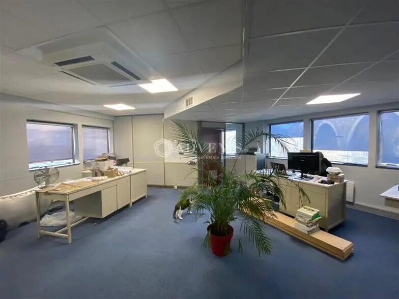 Office in Nogent-sur-Marne for lease - Interior Photo - Image 1 of 6