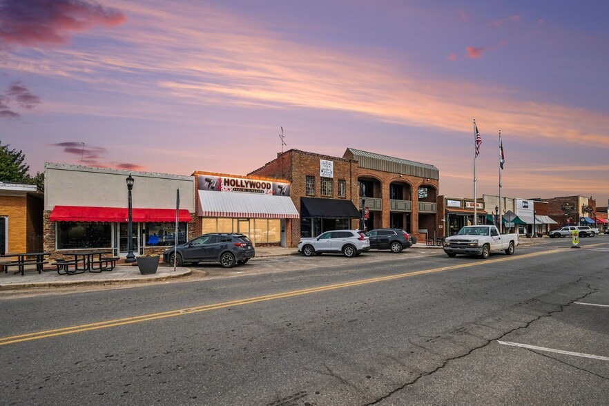136 W Virginia Ave, Bessemer City, NC à vendre - Photo du bâtiment - Image 2 de 44