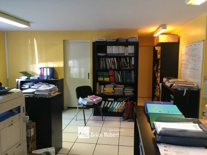 13 Rue Du Canal, Villeurbanne for lease - Interior Photo - Image 2 of 3