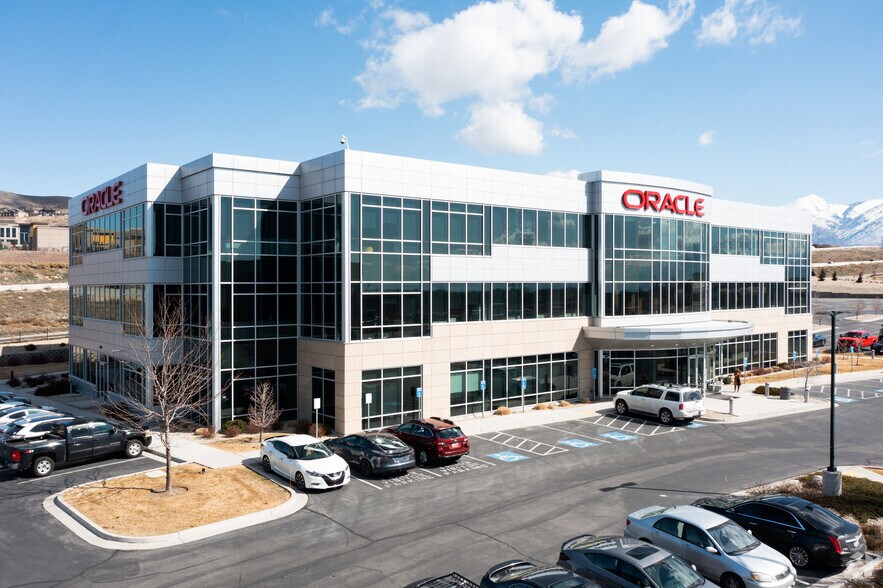 3450 N Triumph Blvd, Lehi, UT à louer - Photo du bâtiment - Image 1 de 4