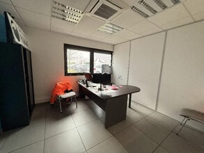 Office in Meyzieu for lease Interior Photo- Image 2 of 4