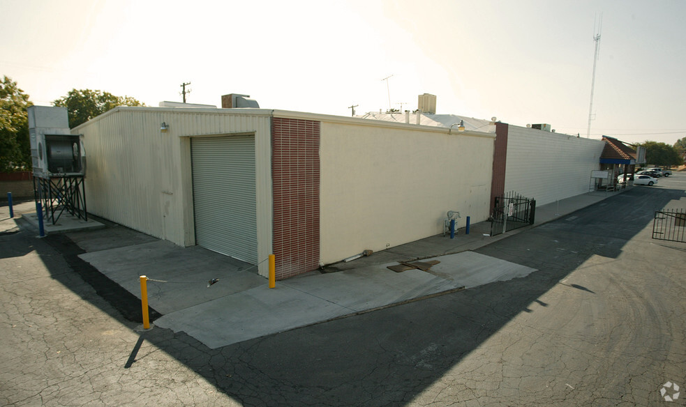 2602-2626 Ashlan St, Fresno, CA for lease - Building Photo - Image 2 of 5