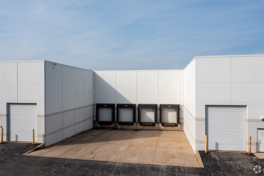 4 Northpoint Ct, Bolingbrook, IL for lease - Building Photo - Image 2 of 5