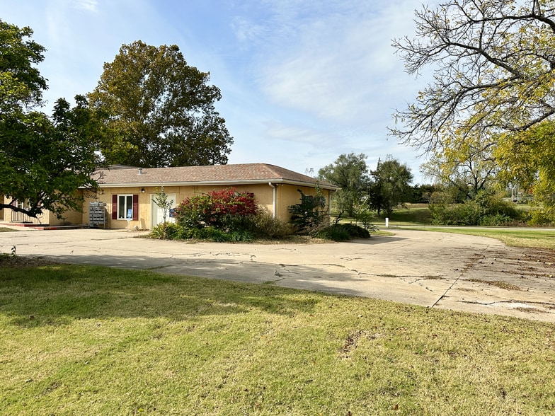 2855 SE Kansas Pl, Topeka, KS for sale - Building Photo - Image 3 of 18