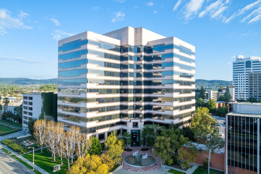 21300 Victory Blvd, Woodland Hills, CA à louer - Photo du bâtiment - Image 1 de 14