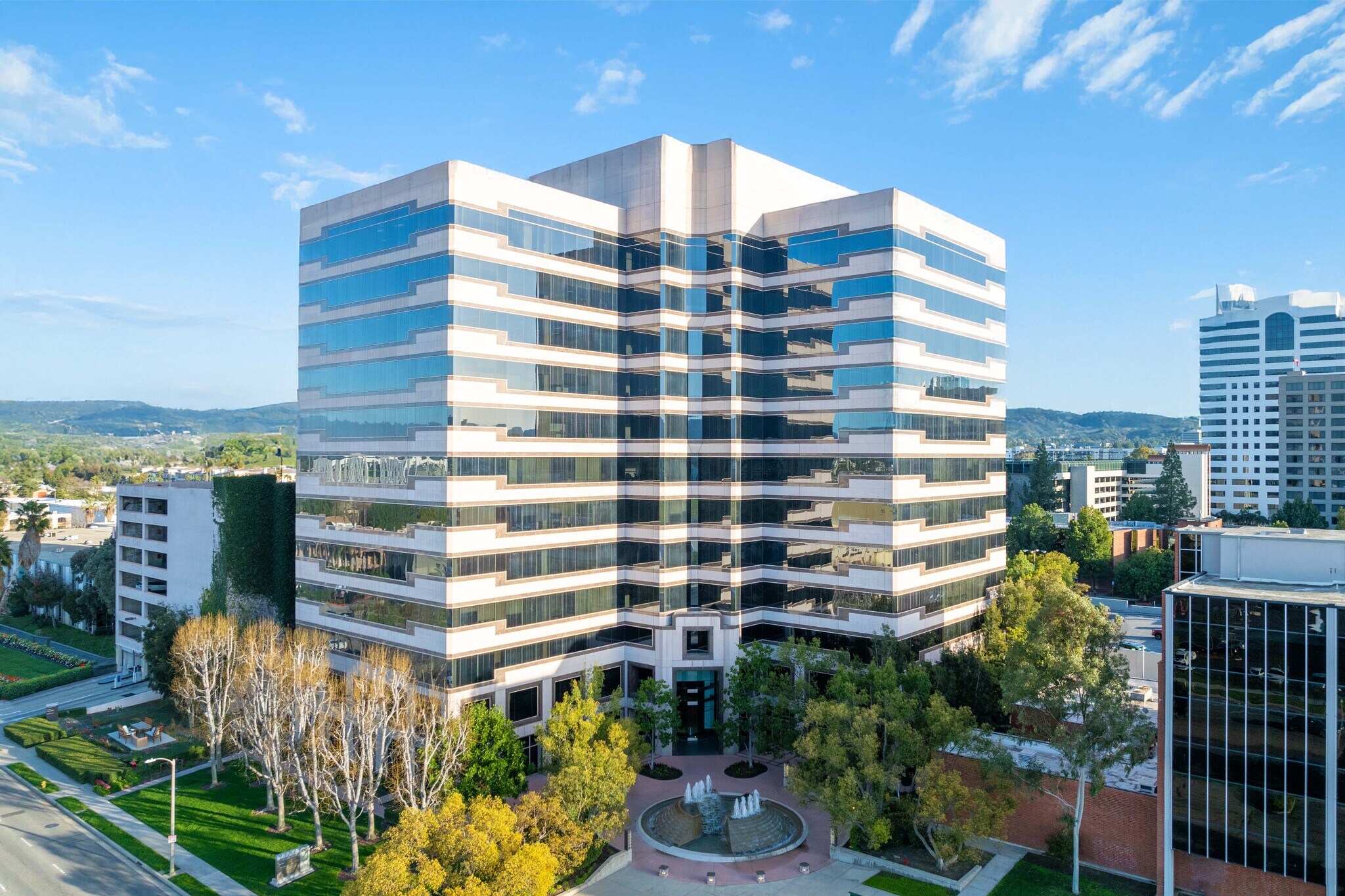 21300 Victory Blvd, Woodland Hills, CA à louer Photo du bâtiment- Image 1 de 15