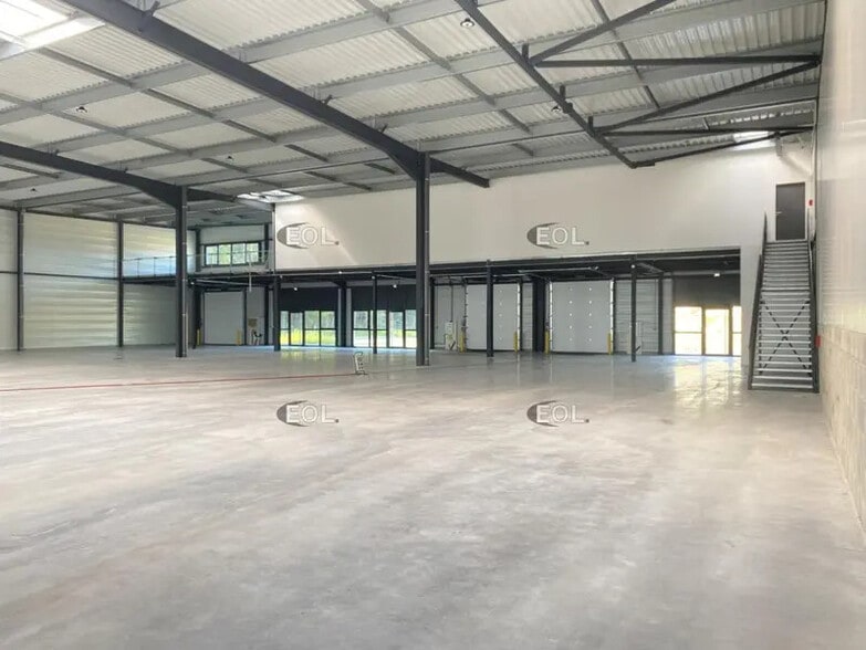 Industrial in Saint-Laurent-de-Mure for lease - Building Photo - Image 2 of 19