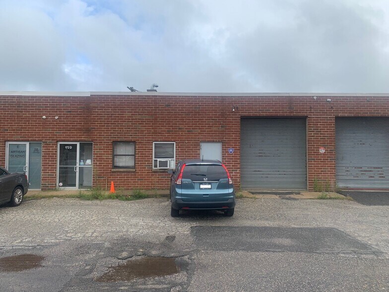 172 Cabot St, West Babylon, NY à louer - Photo du bâtiment - Image 3 de 33