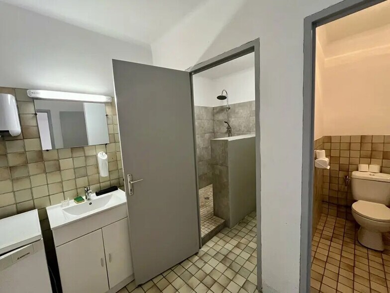 Office in Velleron for lease - Interior Photo - Image 3 of 6