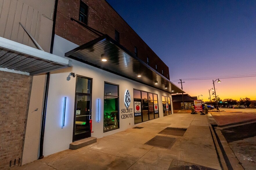 201 E Commerce St, Jacksonville, TX for lease - Building Photo - Image 3 of 9