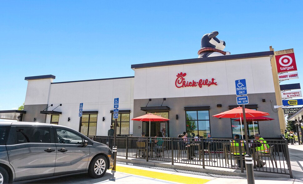 5705 Lone Tree Way, Antioch, CA à vendre - Photo du bâtiment - Image 3 de 4