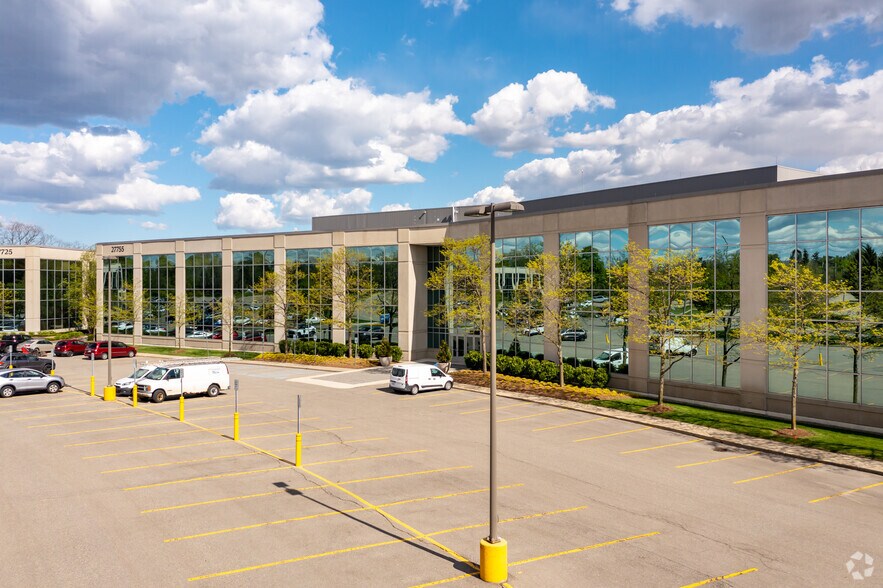 27755 Stansbury Blvd, Farmington Hills, MI à louer - Photo du bâtiment - Image 3 de 5