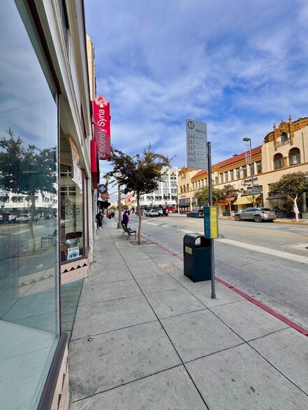 25 1/2 S Fair Oaks Ave, Pasadena, CA à louer - Photo du bâtiment - Image 3 de 6
