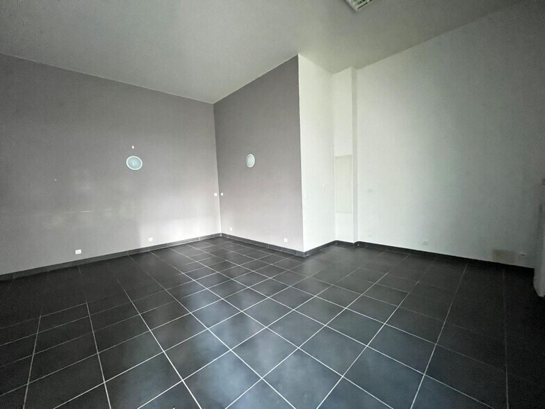 27 Rue D'Inkermann, Villeurbanne for lease - Interior Photo - Image 2 of 4