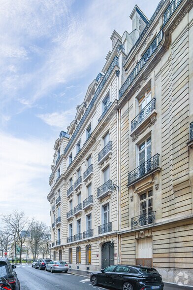 Immeuble residentiel dans Paris à vendre - Photo du bâtiment - Image 2 de 3