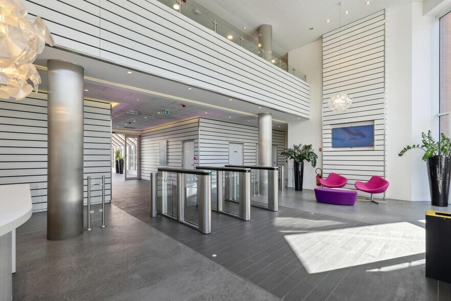 Bureau dans Rueil-Malmaison à louer - Hall d’entrée - Image 3 de 14