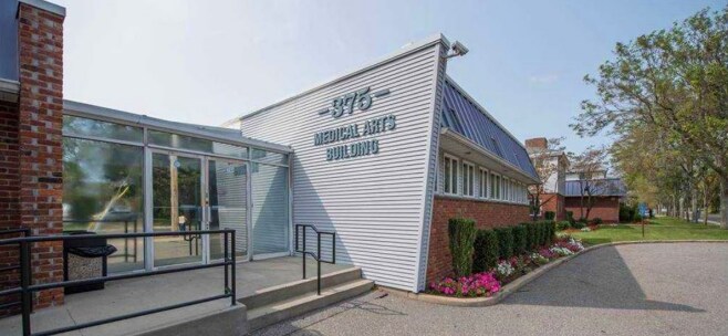 375 E Main St, Bay Shore, NY à vendre - Photo du bâtiment - Image 1 de 4